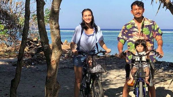 10 Aktivitas Seru Keluarga Rio Dewanto dan Atiqah Hasiholan