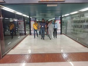 Penampakan Ratna Sarumpaet Saat Diamankan di Bandara Soetta Penampakan Ratna Sarumpaet Saat Diamankan di Bandara Soetta