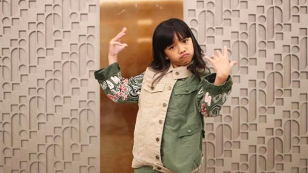 Penyanyi cilik Neona