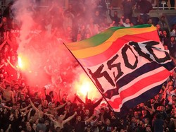 Suporter PSG berpesta saat gol demo gol bersarang ke gawang Red Star. REUTERS/Gonzalo Fuentes.