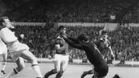 Penyerang Legendaris AC Milan dan Timnas Brasil, Jose Altafini (jersey putih), ada di posisi keenam dengan torehan 24 gol dari 28 penampilan. (George W. Hales/Fox Photos/Getty Images)