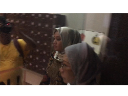 Lagi Diperiksa, Ratna Sarumpaet Minta Ganti Baju