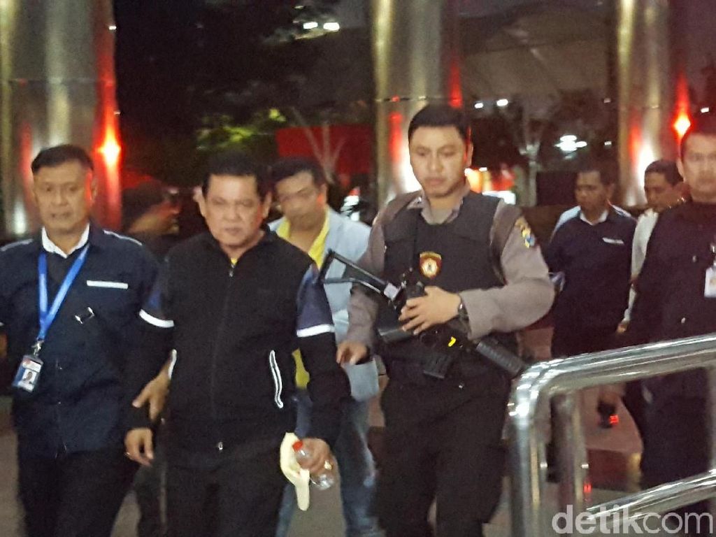 Dikawal Polisi Bersenjata, Wali Kota Pasuruan Tiba di KPK Dikawal Polisi Bersenjata, Wali Kota Pasuruan Tiba di KPK