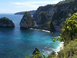 Pesona Pantai Atuh di Nusa Penida