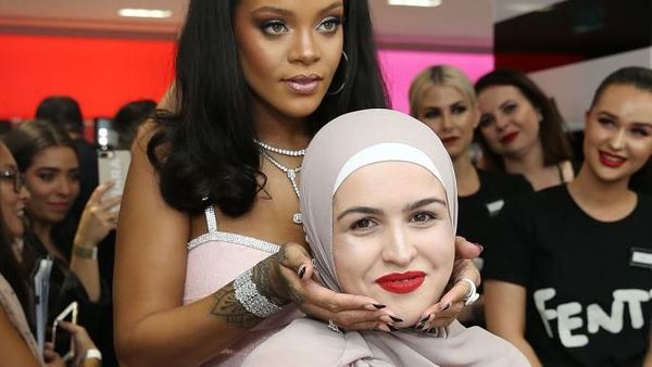 Momen Langka Rihanna Jadi Tukang Rias Pengunjung Toko Kecantikan