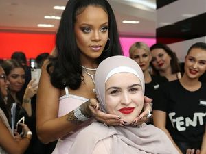 Momen Langka Rihanna Jadi Tukang Rias Pengunjung Toko Kecantikan
