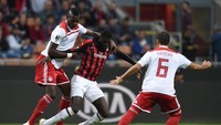 AC Milan menjamu Olimpiakos di matchday kedua Liga Eruopa. Bermain di San Siro, Rossoneri sempat dibuat kesulitan sebelum akhirnya menang 3-1. Milan yang melakukan comeback, mencetak ketiga golnya dalam waktu sembilan menit (REUTERS/Daniele Mascolo)