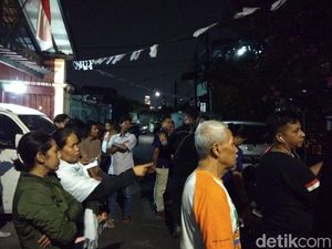 Warga Padati Kediaman Ratna yang Digeledah Polisi Warga Padati Kediaman Ratna yang Digeledah Polisi