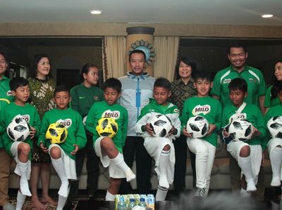 Menpora Sambut Delapan Pemain Milo Football Championship dari Barcelona