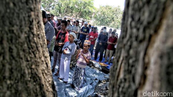 Warga Palu Gelar Salat Jumat di Pengungsian