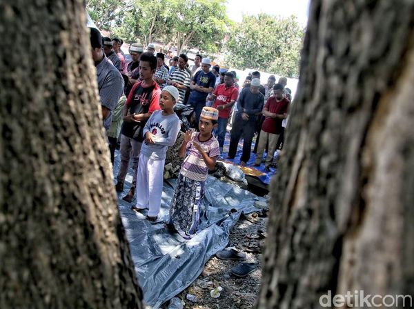 Warga Palu Gelar Salat Jumat di Pengungsian
