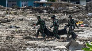 Momen Saat Anggota TNI Evakuasi Korban Gempa yang Tertelan Bumi