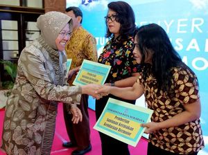 Warga yang Kendaraannya Jadi Korban Bom Gereja Dapat Santunan Warga yang Kendaraannya Jadi Korban Bom Gereja Dapat Santunan