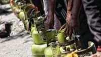 Warga Palu Antre Elpiji 3 Kg