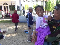 Bahagianya Serda Firman Lihat Korban Gempa Palu Kembali Tersenyum