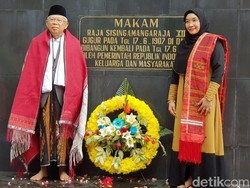 Pakai Ulos, Maruf Amin Ziarah ke Makam Sisingamangaraja XII