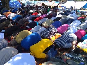 Suasana Salat Jumat Pertama Usai Gempa dan Tsunami di Palu
