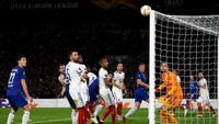 Chelsea bahkan nyaris menggandakan skor melalui sundulan Ross Barkley. Tapi upayanya digagalkan mistar gawang. Skor 1-0 bertahan sampai peluit akhir berbunyi. (Foto: Mike Hewitt/Getty Images)