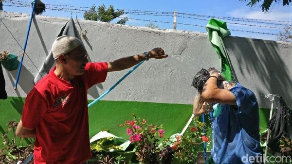 Ekspresi Para Relawan Medis Menahan Lelah di Teriknya Kota Palu