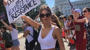 Emily Ratajkowski, Model Seksi yang Ditangkap usai Protes Calon Hakim Agung