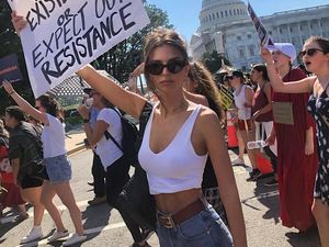 Emily Ratajkowski, Model Seksi yang Ditangkap usai Protes Calon Hakim Agung Emily Ratajkowski, Model Seksi yang Ditangkap usai Protes Calon Hakim Agung