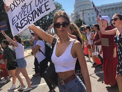 Emily Ratajkowski, Model Seksi yang Ditangkap usai Protes Calon Hakim Agung