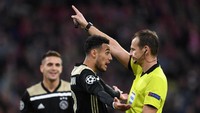 Noussair Mazraoui jadi salah satu pilar kesuksesan Ajax melaju ke babak 16 besar. Selalu main di enam laga, Mazraoui tercatat melakukan 3,5 tekel per pertandingan. Foto: Andreas Gebert/REUTERS