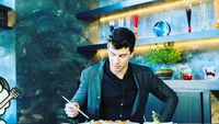 Mengintip Pose Ganteng Shawn Mendes Saat Makan Sushi dan Pancake