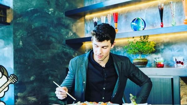 Mengintip Pose Ganteng Shawn Mendes Saat Makan Sushi dan Pancake