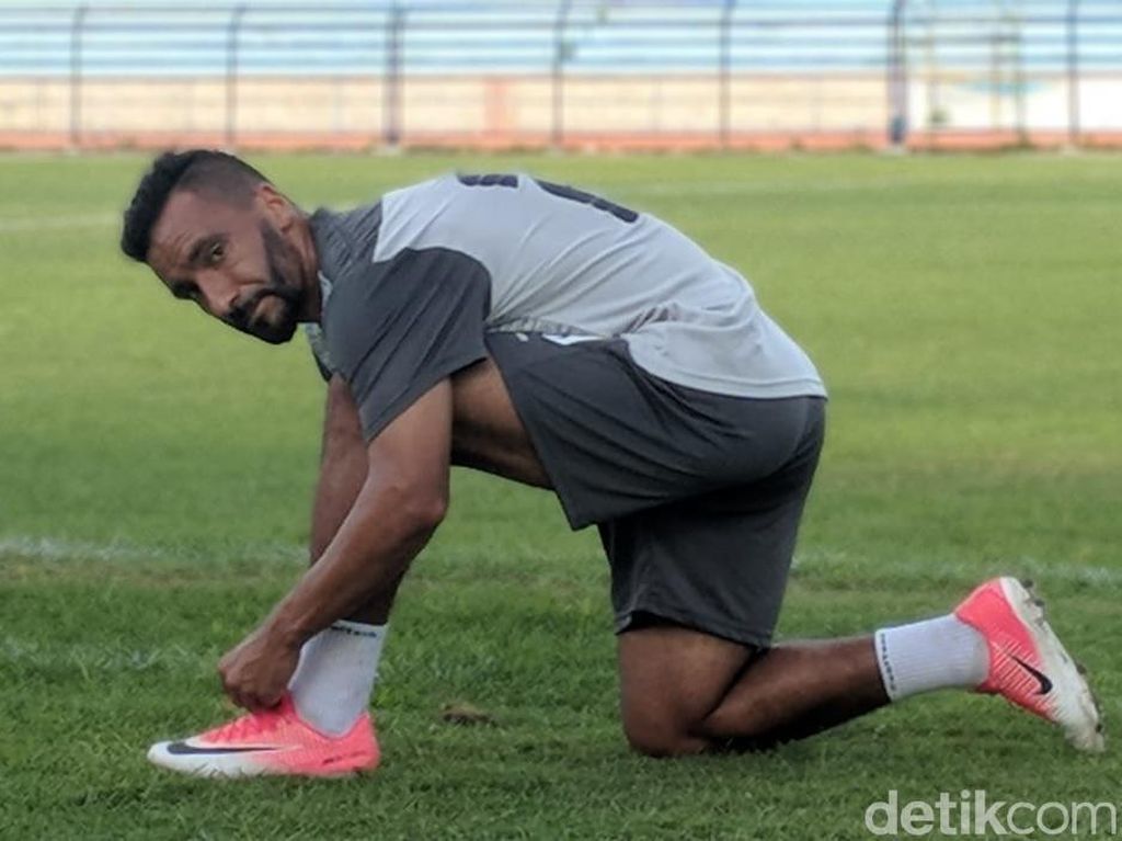 Diego Assis Jalani Latihan Perdana Usai Operasi Diego Assis Jalani Latihan Perdana Usai Operasi