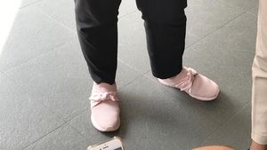 Foto: Sepatu Kets Pink Menlu Retno yang Dipakai Sambut Tamu Negara