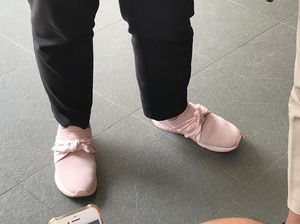 Foto: Sepatu Kets Pink Menlu Retno yang Dipakai Sambut Tamu Negara Foto: Sepatu Kets Pink Menlu Retno yang Dipakai Sambut Tamu Negara