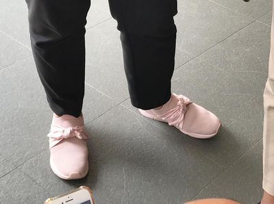 Foto: Sepatu Kets Pink Menlu Retno yang Dipakai Sambut Tamu Negara