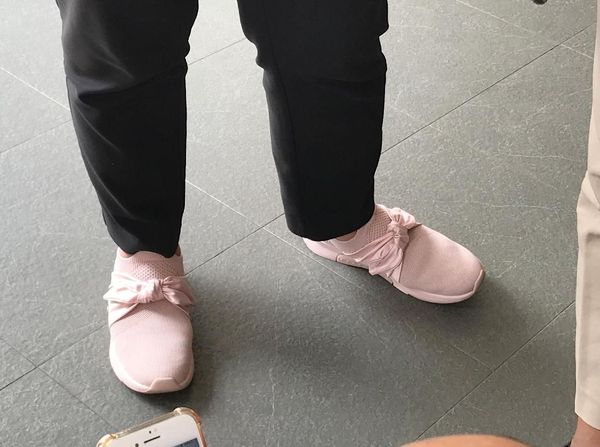 Foto: Sepatu Kets Pink Menlu Retno yang Dipakai Sambut Tamu Negara