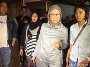 Tiba di Rumah Ratna Sarumpaet, Polisi Lakukan Penggeledahan Tiba di Rumah Ratna Sarumpaet, Polisi Lakukan Penggeledahan