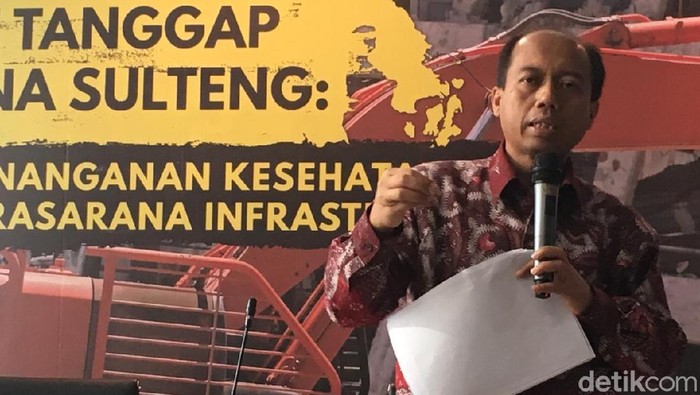 Melawan kanker paru-paru, Sutopo tetap gigih bekerja. Foto: Arief/detikcom Melawan kanker paru-paru, Sutopo tetap gigih bekerja. Foto: Arief/detikcom