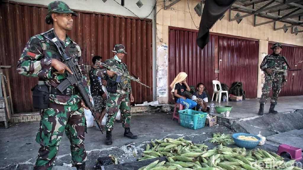 TNI Bersenjata Jaga Pasar Manonda Palu TNI Bersenjata Jaga Pasar Manonda Palu