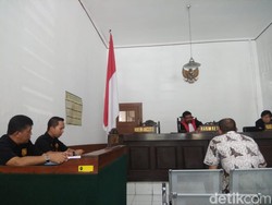 Buang Sampah ke Sungai, Sopir PT Pos Divonis Denda Rp 500 Ribu