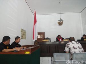 Karyawannya Buang Sampah ke Sungai Bandung, PT Pos Minta Maaf Karyawannya Buang Sampah ke Sungai Bandung, PT Pos Minta Maaf