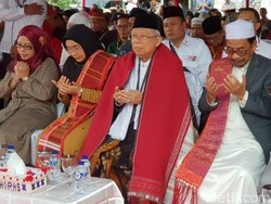 Kelakar Maruf Amin: Belum Jadi Wapres Sudah Dikasih Kain Ulos