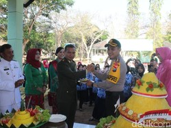 HUT TNI, Kapolres Pacitan Beri Hadiah Ini