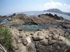 Berendam di Laguna Alami Pinggir Pantai, Mau Coba?