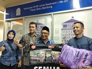 Peduli Sulteng, Pedagang di Bandung Sumbang Baju dan Kerudung