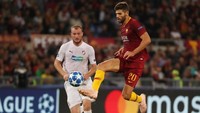 Federico Fazio jadi aktor di balik kemenangan telak AS Roma 5-0 atas Viktoria Plzen. Fazio memenangi duel udara enam kali, terbanyak di antara pemain lain. (REUTERS/Tony Gentile)