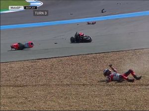 Ini Video Kecelakaan Lorenzo dan Kondisi Motornya Usai Crash Ini Video Kecelakaan Lorenzo dan Kondisi Motornya Usai Crash