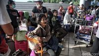 Wajah-wajah Menanti Kepastian di Bandara Palu