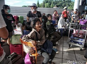 Wajah-wajah Menanti Kepastian di Bandara Palu
