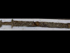 Bocah 8 Tahun Temukan Pedang Pra-Viking Berumur 1.500 Tahun