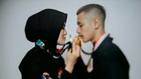 7 Potret Romantis Pasangan Emas Hanifan-Pipiet yang Baru Menikah