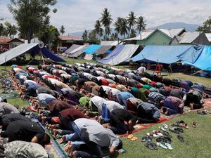 Suasana Salat Jumat di Pengungsian Kota Palu